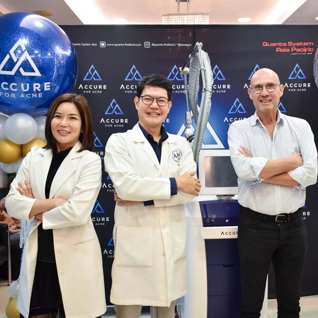 แพทย์หญิงอลิตา สมบัติไหมไทย นายแพทย์สรรญชัยสมบัติไหมไทย รับมองเครื่อง Accure Laser กระเป๋า Mr.Vaughan Daniels-Hepnar (Driector-Clinical Education & Development) จาก Accure Acne, Inc. เพื่อรับสิทธิ์มอบ Accure Laser แพทย์หญิงอลิตา สมบัติไหมไทย นายแพทย์สรรญชัยสมบัติไหมไทย รับมองเครื่อง Accure Laser กระเป๋า Mr.Vaughan Daniels-Hepnar (Driector-Clinical Education & Development) จาก Accure Acne, Inc. เพื่อรับสิทธิ์มอบ Accure Laser