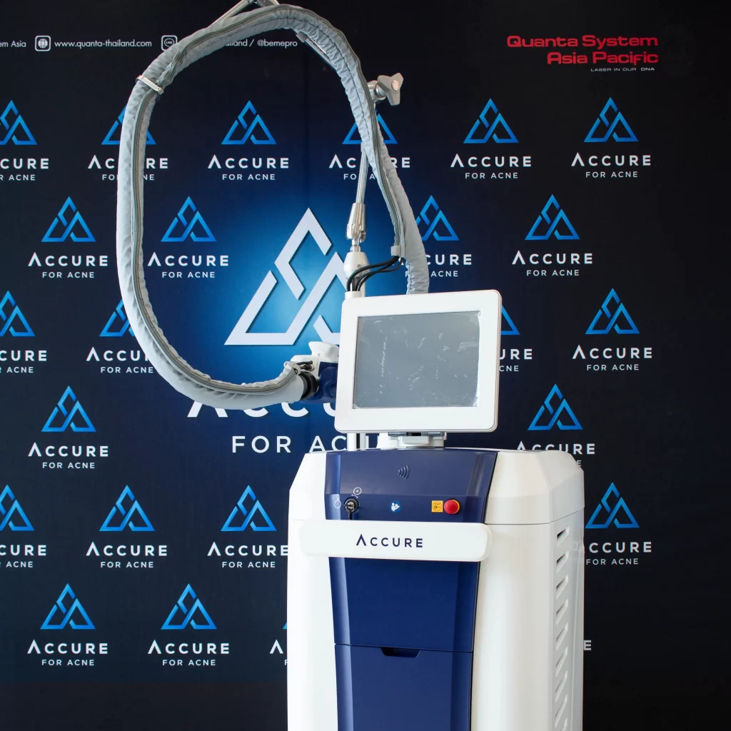 แพทย์หญิงอลิตา สมบัติไหมไทย นายแพทย์สรรญชัยสมบัติไหมไทย รับมองเครื่อง Accure Laser กระเป๋า Mr.Vaughan Daniels-Hepnar (Driector-Clinical Education & Development) จาก Accure Acne, Inc. เพื่อรับสิทธิ์มอบ Accure Laser แพทย์หญิงอลิตา สมบัติไหมไทย นายแพทย์สรรญชัยสมบัติไหมไทย รับมองเครื่อง Accure Laser กระเป๋า Mr.Vaughan Daniels-Hepnar (Driector-Clinical Education & Development) จาก Accure Acne, Inc. เพื่อรับสิทธิ์มอบ Accure Laser