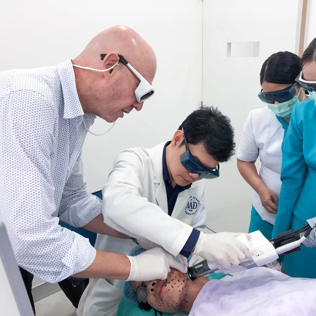 แพทย์หญิงอลิตา สมบัติไหมไทย นายแพทย์สรรญชัยสมบัติไหมไทย รับมองเครื่อง Accure Laser กระเป๋า Mr.Vaughan Daniels-Hepnar (Driector-Clinical Education & Development) จาก Accure Acne, Inc. เพื่อรับสิทธิ์มอบ Accure Laser แพทย์หญิงอลิตา สมบัติไหมไทย นายแพทย์สรรญชัยสมบัติไหมไทย รับมองเครื่อง Accure Laser กระเป๋า Mr.Vaughan Daniels-Hepnar (Driector-Clinical Education & Development) จาก Accure Acne, Inc. เพื่อรับสิทธิ์มอบ Accure Laser