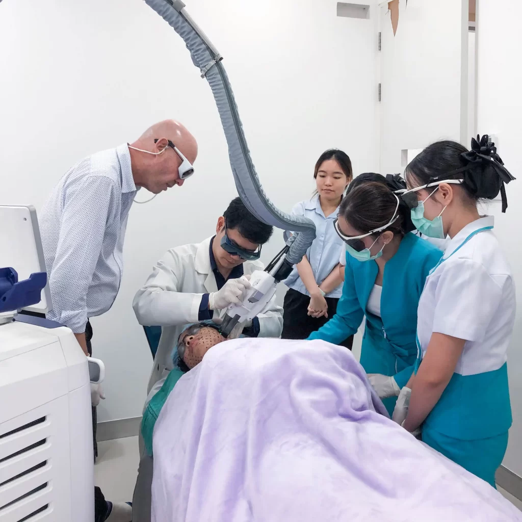 แพทย์หญิงอลิตา สมบัติไหมไทย นายแพทย์สรรญชัยสมบัติไหมไทย รับมองเครื่อง Accure Laser กระเป๋า Mr.Vaughan Daniels-Hepnar (Driector-Clinical Education & Development) จาก Accure Acne, Inc. เพื่อรับสิทธิ์มอบ Accure Laser แพทย์หญิงอลิตา สมบัติไหมไทย นายแพทย์สรรญชัยสมบัติไหมไทย รับมองเครื่อง Accure Laser กระเป๋า Mr.Vaughan Daniels-Hepnar (Driector-Clinical Education & Development) จาก Accure Acne, Inc. เพื่อรับสิทธิ์มอบ Accure Laser