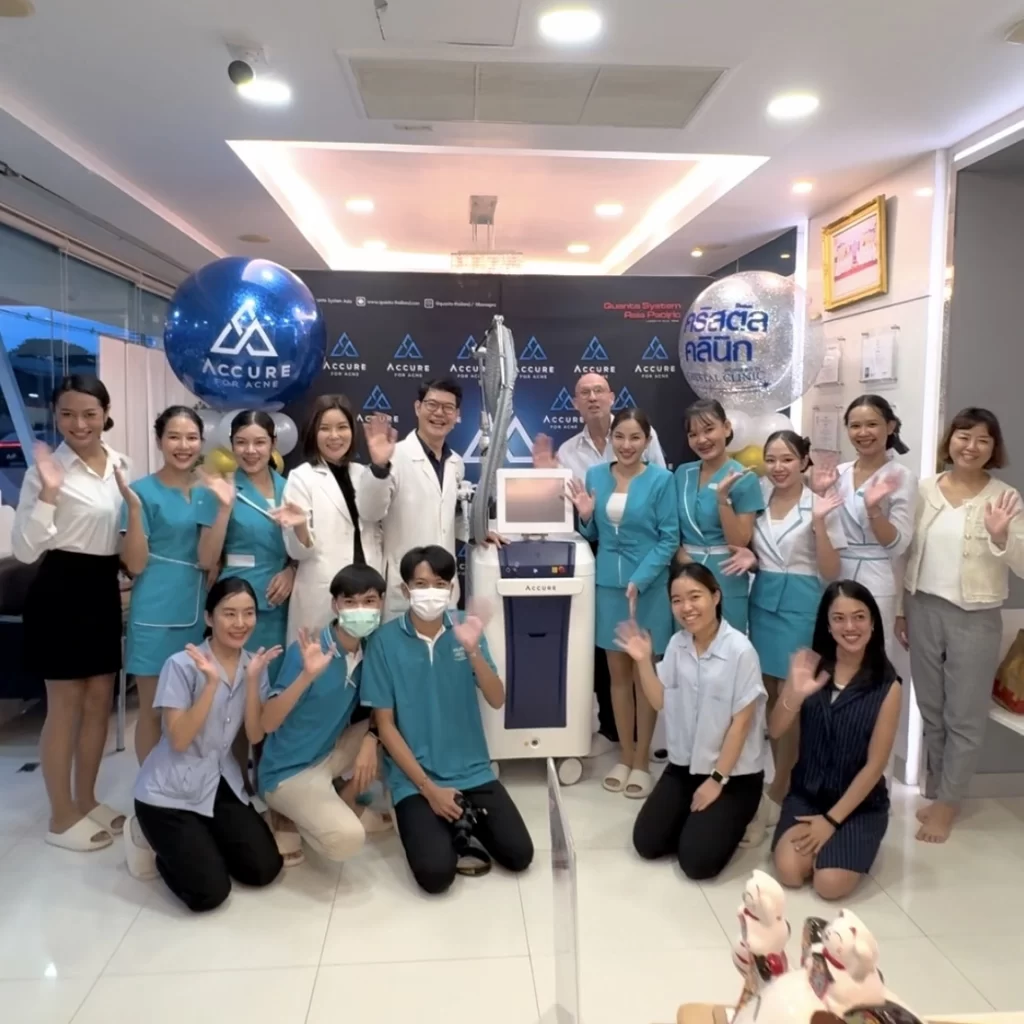 แพทย์หญิงอลิตา สมบัติไหมไทย นายแพทย์สรรญชัยสมบัติไหมไทย รับมองเครื่อง Accure Laser กระเป๋า Mr.Vaughan Daniels-Hepnar (Driector-Clinical Education & Development) จาก Accure Acne, Inc. เพื่อรับสิทธิ์มอบ Accure Laser แพทย์หญิงอลิตา สมบัติไหมไทย นายแพทย์สรรญชัยสมบัติไหมไทย รับมองเครื่อง Accure Laser กระเป๋า Mr.Vaughan Daniels-Hepnar (Driector-Clinical Education & Development) จาก Accure Acne, Inc. เพื่อรับสิทธิ์มอบ Accure Laser