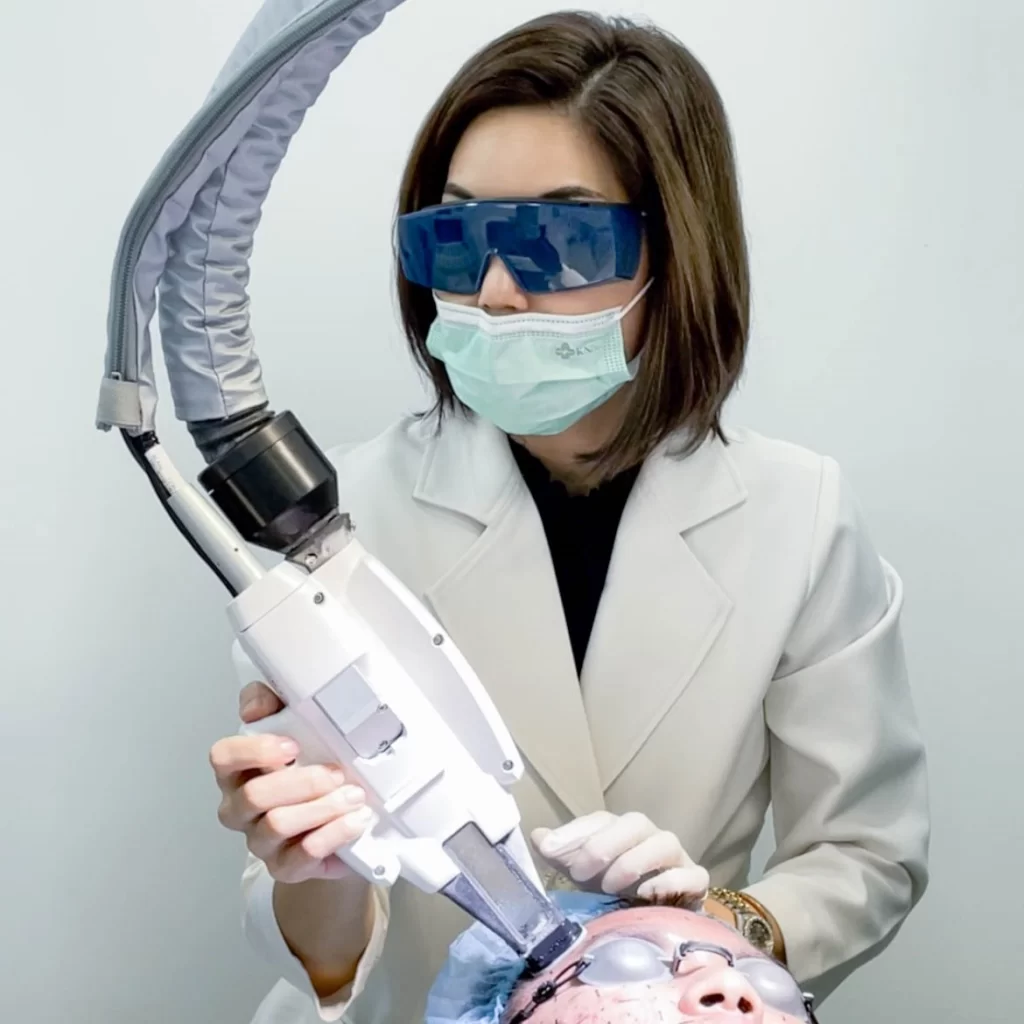 แพทย์หญิงอลิตา สมบัติไหมไทย นายแพทย์สรรญชัยสมบัติไหมไทย รับมองเครื่อง Accure Laser กระเป๋า Mr.Vaughan Daniels-Hepnar (Driector-Clinical Education & Development) จาก Accure Acne, Inc. เพื่อรับสิทธิ์มอบ Accure Laser แพทย์หญิงอลิตา สมบัติไหมไทย นายแพทย์สรรญชัยสมบัติไหมไทย รับมองเครื่อง Accure Laser กระเป๋า Mr.Vaughan Daniels-Hepnar (Driector-Clinical Education & Development) จาก Accure Acne, Inc. เพื่อรับสิทธิ์มอบ Accure Laser