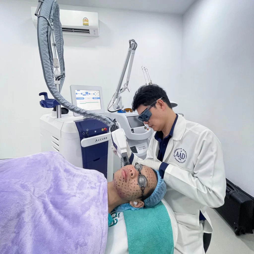 แพทย์หญิงอลิตา สมบัติไหมไทย นายแพทย์สรรญชัยสมบัติไหมไทย รับมองเครื่อง Accure Laser กระเป๋า Mr.Vaughan Daniels-Hepnar (Driector-Clinical Education & Development) จาก Accure Acne, Inc. เพื่อรับสิทธิ์มอบ Accure Laser แพทย์หญิงอลิตา สมบัติไหมไทย นายแพทย์สรรญชัยสมบัติไหมไทย รับมองเครื่อง Accure Laser กระเป๋า Mr.Vaughan Daniels-Hepnar (Driector-Clinical Education & Development) จาก Accure Acne, Inc. เพื่อรับสิทธิ์มอบ Accure Laser