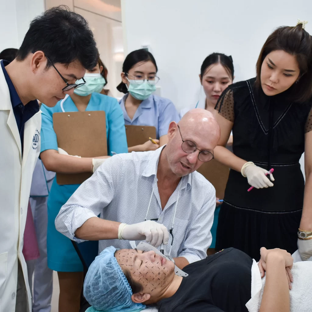แพทย์หญิงอลิตา สมบัติไหมไทย นายแพทย์สรรญชัยสมบัติไหมไทย รับมองเครื่อง Accure Laser กระเป๋า Mr.Vaughan Daniels-Hepnar (Driector-Clinical Education & Development) จาก Accure Acne, Inc. เพื่อรับสิทธิ์มอบ Accure Laser แพทย์หญิงอลิตา สมบัติไหมไทย นายแพทย์สรรญชัยสมบัติไหมไทย รับมองเครื่อง Accure Laser กระเป๋า Mr.Vaughan Daniels-Hepnar (Driector-Clinical Education & Development) จาก Accure Acne, Inc. เพื่อรับสิทธิ์มอบ Accure Laser
