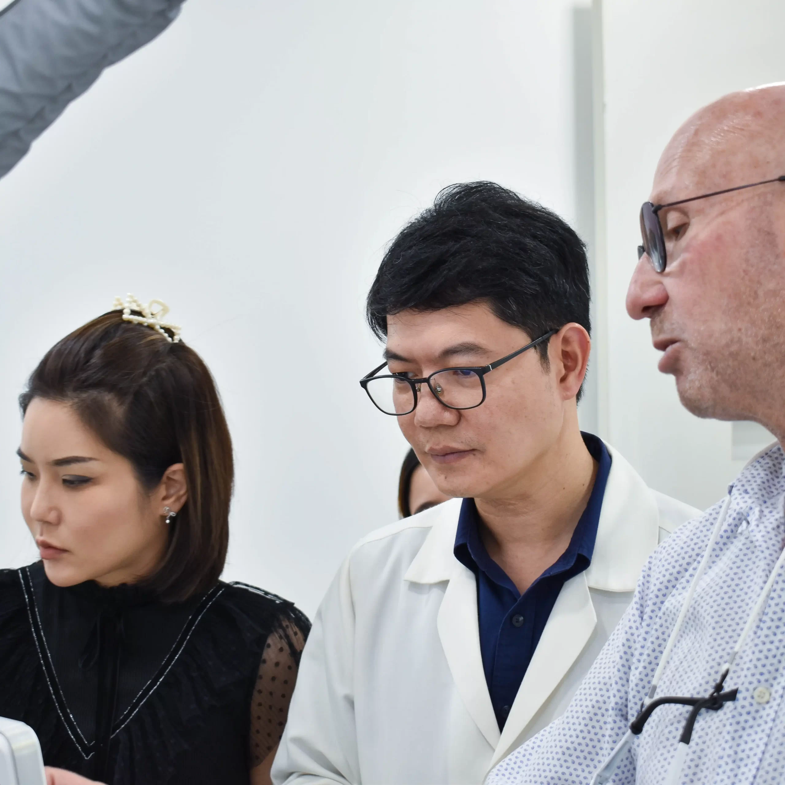 แพทย์หญิงอลิตา สมบัติไหมไทย นายแพทย์สรรญชัย สมบัติไหมไทย รับมองเครื่อง Accure Laser โดยมี Mr.Vaughan Daniels-Hepnar (Driector-Clinical Education & Development) จาก Accure Acne, Inc. เป็นผู้รับมอบ Accure Laser