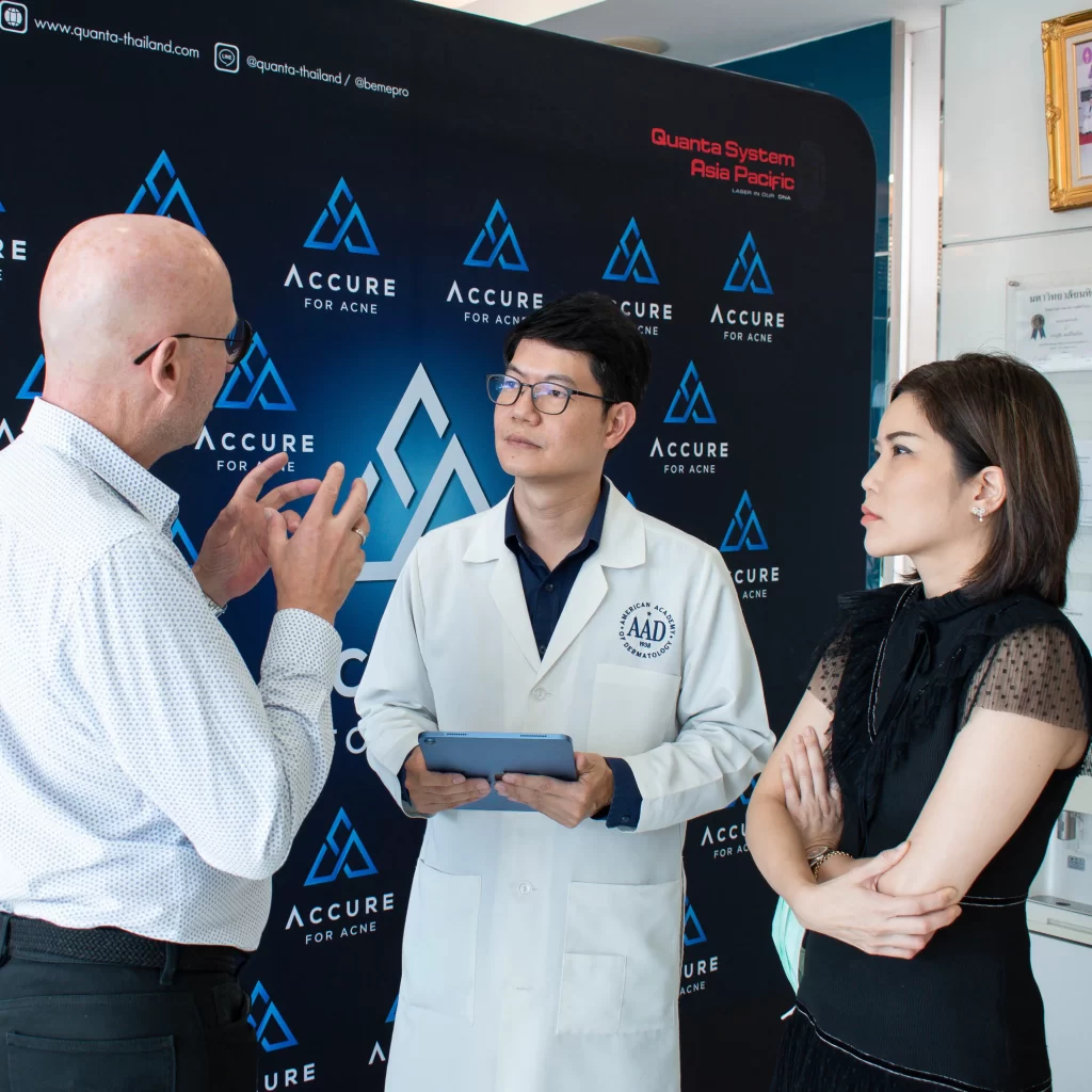 แพทย์หญิงอลิตา สมบัติไหมไทย นายแพทย์สรรญชัยสมบัติไหมไทย รับมองเครื่อง Accure Laser กระเป๋า Mr.Vaughan Daniels-Hepnar (Driector-Clinical Education & Development) จาก Accure Acne, Inc. เพื่อรับสิทธิ์มอบ Accure Laser แพทย์หญิงอลิตา สมบัติไหมไทย นายแพทย์สรรญชัยสมบัติไหมไทย รับมองเครื่อง Accure Laser กระเป๋า Mr.Vaughan Daniels-Hepnar (Driector-Clinical Education & Development) จาก Accure Acne, Inc. เพื่อรับสิทธิ์มอบ Accure Laser