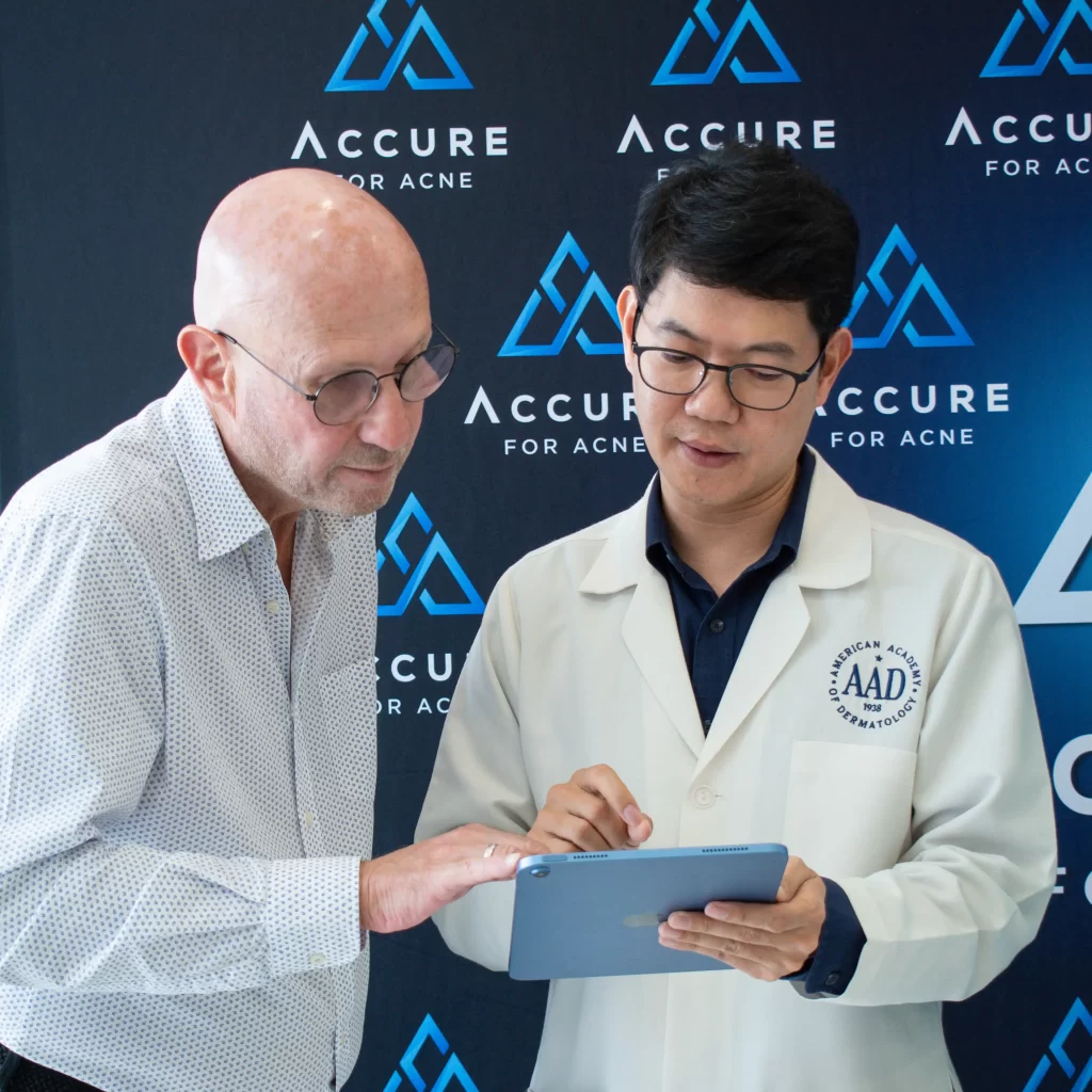 แพทย์หญิงอลิตา สมบัติไหมไทย นายแพทย์สรรญชัยสมบัติไหมไทย รับมองเครื่อง Accure Laser กระเป๋า Mr.Vaughan Daniels-Hepnar (Driector-Clinical Education & Development) จาก Accure Acne, Inc. เพื่อรับสิทธิ์มอบ Accure Laser แพทย์หญิงอลิตา สมบัติไหมไทย นายแพทย์สรรญชัยสมบัติไหมไทย รับมองเครื่อง Accure Laser กระเป๋า Mr.Vaughan Daniels-Hepnar (Driector-Clinical Education & Development) จาก Accure Acne, Inc. เพื่อรับสิทธิ์มอบ Accure Laser